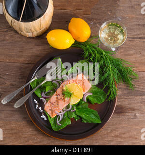 Gegrilltes Lachsfilet auf Blattspinat Stockfoto