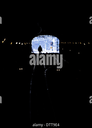 Silhouette der Mann in einem dunklen Eisenbahntunnel. Bedrohlich und gefährlich Einstellung. Stockfoto