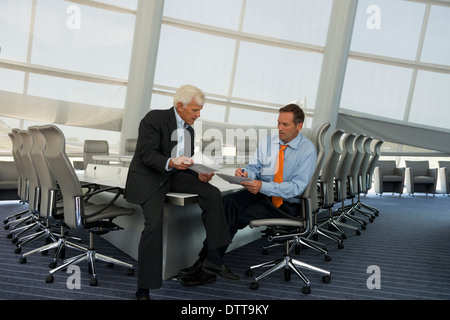 Kaukasische Geschäftsleute sprechen im Konferenzraum Stockfoto