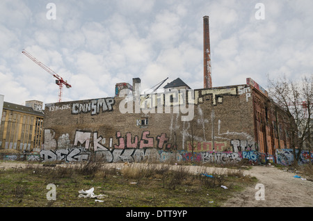 Graffiti-Künstler gehen alle Längen auch Abseilen, alten zerstörte Mauern einer alten stillgelegten Eis-Fabrik zu malen Stockfoto