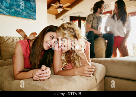 Frauen entspannen Sie sich zusammen auf sofa Stockfoto