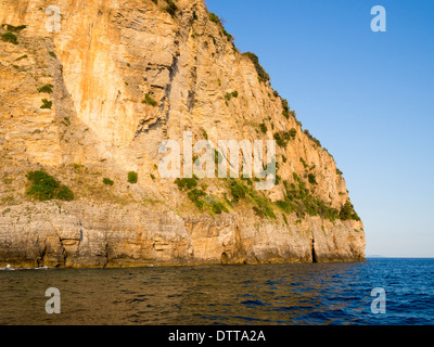 riesige Meer Felsformation von hellen sonnigen Abend Stockfoto