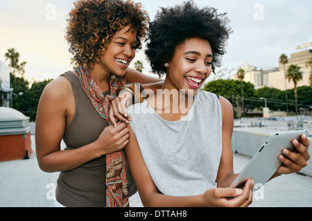 Frauen mit digital-Tablette auf städtischen Dach Stockfoto