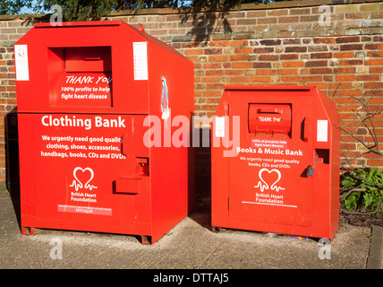 Rot British Heart Foundation Charity Sammelbehälter für Kleidung, Bücher und Musik, UK Stockfoto