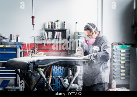 Hispanische Mechaniker arbeiten im Auto shop Stockfoto