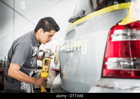 Hispanische Mechaniker arbeiten im Auto shop Stockfoto