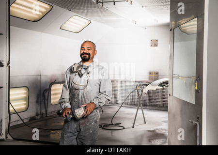 Hispanische Mechaniker arbeiten im Auto shop Stockfoto