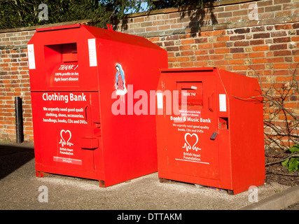 Rot British Heart Foundation Charity Sammelbehälter für Kleidung, Bücher und Musik, UK Stockfoto