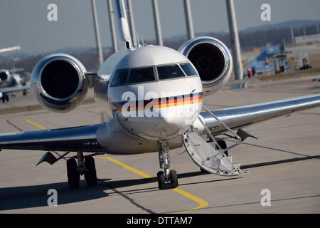 München, Deutschland. 24. Februar 2014. Das Flugzeug mit der deutschen Olympia-Athleten kommt aus Sotschi am Flughafen in München, Deutschland, 24. Februar 2014. Nach der Rückkehr von den Olympischen Spielen wird die deutsche Olympia-Mannschaft durch den deutschen Bundespräsidenten und zahlreiche Fans am Flughafen begrüßt. Foto: Sven Hoppe/Dpa/Alamy Live News Stockfoto