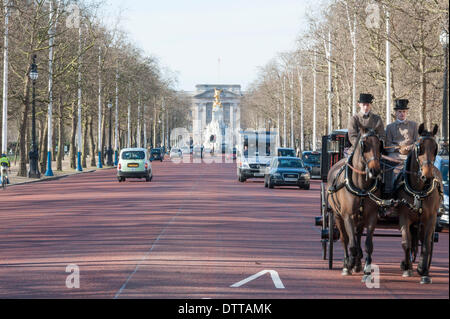 Die Mall, London, UK. 24. Februar 2014. Die Luftverschmutzung in der Nähe von Buckingham Palace ist das Schlimmste in der UK & fast 4-Mal die EU gesetzliche Obergrenze, nach den neuesten Zahlen. Letzte Woche hat die Europäische Kommission rechtliche Schritte gegen das Vereinigte Königreich wegen Nichtumsetzung der hohe NO2 bewältigen. Stockfoto