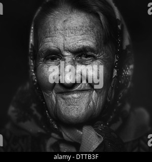Nahaufnahme von Senior kaukasischen Frau ins Gesicht Stockfoto