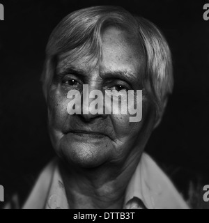 Nahaufnahme von Senior kaukasischen Frau ins Gesicht Stockfoto