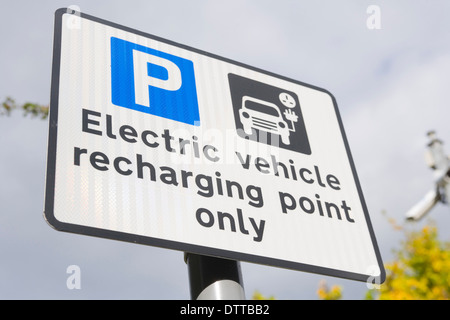 Elektrofahrzeug aufladen Station Zeichen, Aberdour, Fife, Schottland. Stockfoto