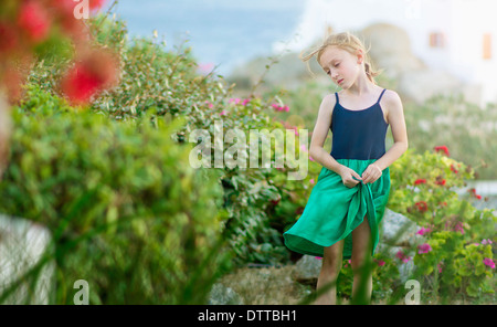 Kaukasische Mädchen in Blumenwiese Stockfoto