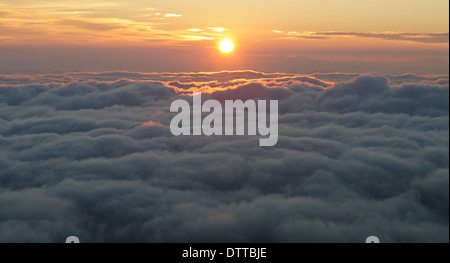 Sonnenaufgang über niedrig liegenden Wolken gesehen vom Gipfel des Berges, Drakensberge, Kwazulu-Natal, Südafrika Stockfoto