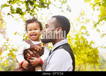 Vater mit Kleinkind Tochter im park Stockfoto