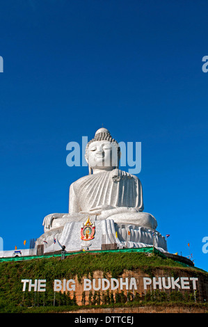 Phuket (Thailand): der Giant Buddha sitzt auf einem Hügel, ca. 380 Meter hoch und erhebt sich über die Umgebung Stockfoto