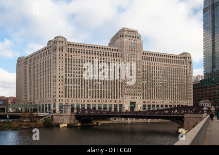 Merchandise Mart an einem klaren Wintermorgen in Chicago, USA Stockfoto