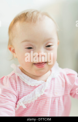 Kaukasische Mädchen mit Down-Syndrom Stockfoto