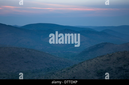 Abenddämmerung Himmel über Hügel und Täler, Thanda Wildreservat, Provinz Kwazulu-Natal, Südafrika Stockfoto