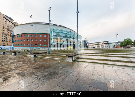 Die Waterfront Hall ist eine Mehrzweckhalle in Belfast, Nordirland, von lokalen Architekten Firma entworfen. Stockfoto