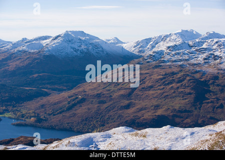 Loch Lomond mit Beinn Narnain, Beinn Ime und Ben Vane im Hintergrund. Stockfoto