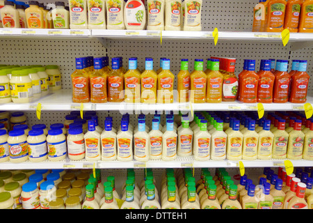 Salat-Dressing Flaschen auf einem Supermarktregal Stockfoto