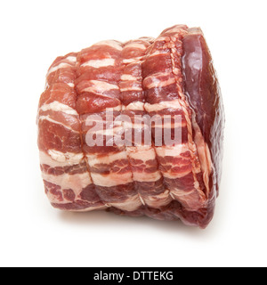 Halbbogen Hirschfleisch eingewickelt in Speck isoliert auf einem weißen Hintergrund. Stockfoto