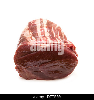 Halbbogen Hirschfleisch eingewickelt in Speck isoliert auf einem weißen Hintergrund. Stockfoto