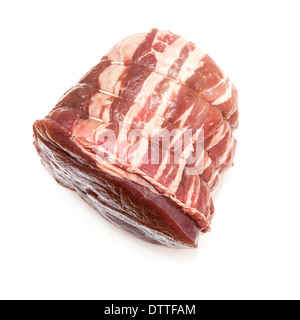 Halbbogen Hirschfleisch eingewickelt in Speck isoliert auf einem weißen Hintergrund. Stockfoto