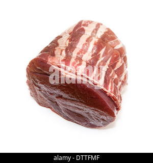 Halbbogen Hirschfleisch eingewickelt in Speck isoliert auf einem weißen Hintergrund. Stockfoto