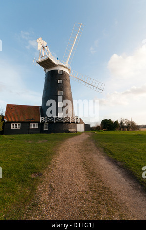 Burnham Overy Staithe Windmühle. FOTOGRAFIERT VON DER ÖFFENTLICHEN STRAßE. Stockfoto