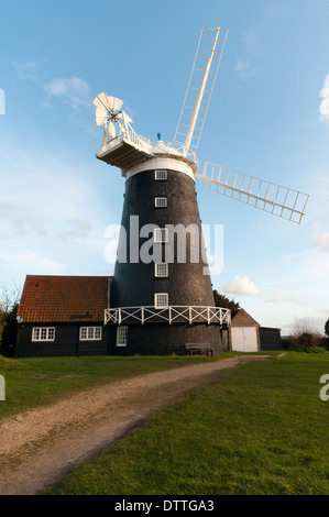 Burnham Overy Staithe Windmühle. FOTOGRAFIERT VON DER ÖFFENTLICHEN STRAßE. Stockfoto