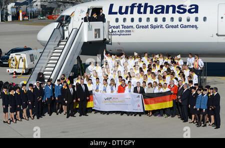 München, Deutschland. 24. Februar 2014. Die deutsche Olympiamannschaft steht mit Bundespräsident Joachim Gauck und die Besatzung des Flugzeugs auf dem Flughafen in München, Deutschland, 24. Februar 2014. Die deutschen Olympia-Mannschaft von den Olympischen Spielen 2014 in Sotschi zurück und wurde von den deutschen Bundespräsidenten und zahlreiche Fans am Flughafen begrüßt. Foto: Sven Hoppe/Dpa/Alamy Live News Stockfoto