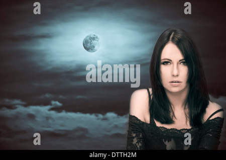 Kaukasische Frau vor Vollmond Stockfoto