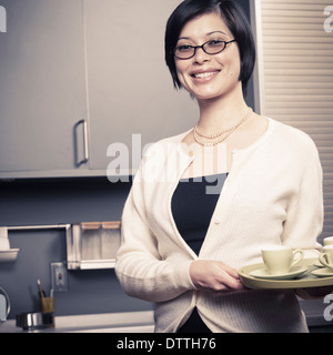 Gemischte Rassen Frau lächelnd in Küche Stockfoto