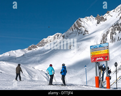 Schönen blauen Himmel Tag auf den Pisten von St. Anton mit Blick auf die Valluga Aufzug und Steissbachtal Skipiste Stockfoto