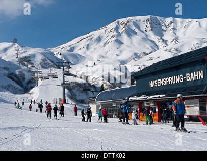 Hasensprung Bahn Skilift und Gesamtansicht der Pisten über den Bergdörfern von Oberlech und Lech in Österreich Stockfoto