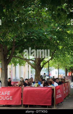 Essen im Freien im Sommer auf der Promenade, Cheltenham, Gloucestershire, Großbritannien Stockfoto