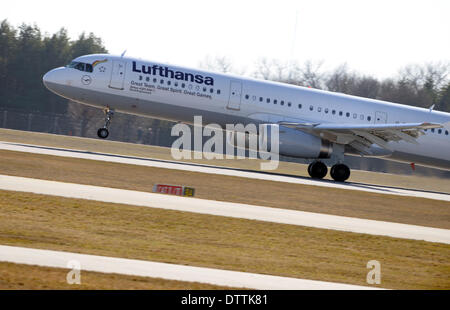 München, Deutschland. 24. Februar 2014. Das Flugzeug mit der deutschen Olympiamannschaft landet am Flughafen München in München, Deutschland, 24. Februar 2014. Die deutschen Olympia-Mannschaft von den Olympischen Spielen 2014 in Sotschi zurück und wurde von den deutschen Bundespräsidenten und zahlreiche Fans am Flughafen begrüßt. Foto: SVEN HOPPE/DPA/Alamy Live-Nachrichten Stockfoto