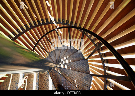 Moderner Metallspirale Treppe Details mit Holzstruktur Stockfoto