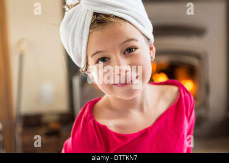 Kaukasische Mädchen lächelnd mit Handtuch gewickelt auf Kopf Stockfoto