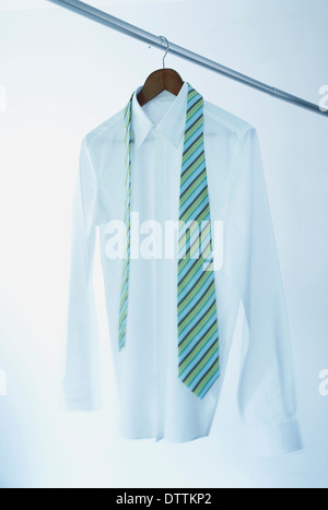 Businesshemd und Krawatte auf Kleiderbügel Stockfoto