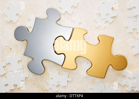 Nahaufnahme von Gold und Silber Puzzleteile Stockfoto