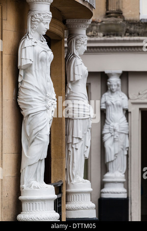 Die Karyatiden in Montpellier Fuß, Cheltenham, Gloucestershire, England, UK Stockfoto