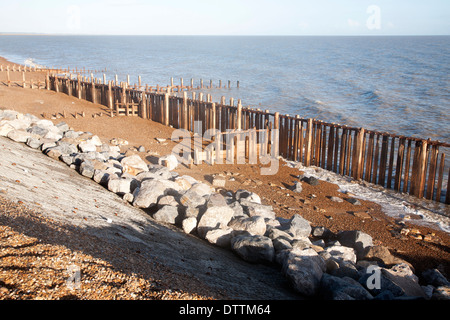 Küstenschutz beschädigt durch Winterstürme im Osten Lane, Bawdsey, Suffolk, England Stockfoto