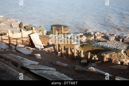 Küstenschutz beschädigt durch Winterstürme im Osten Lane, Bawdsey, Suffolk, England Stockfoto