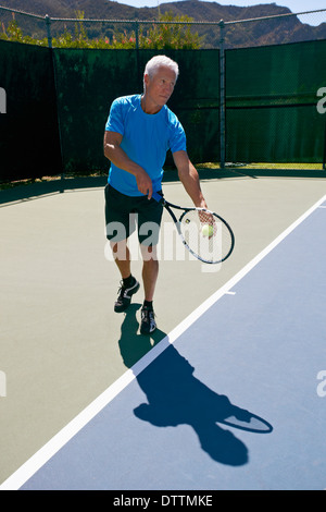 Kaukasischen Mann Tennis spielen auf Gericht Stockfoto