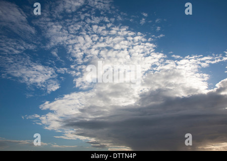 Frontale Wolken über den Himmel, die Sonne in Suffolk, England Ausblocken Stockfoto