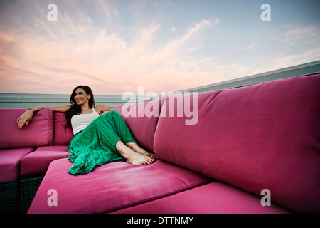 Entspannen Sie sich auf Sofa im freien orientalische Frau Stockfoto